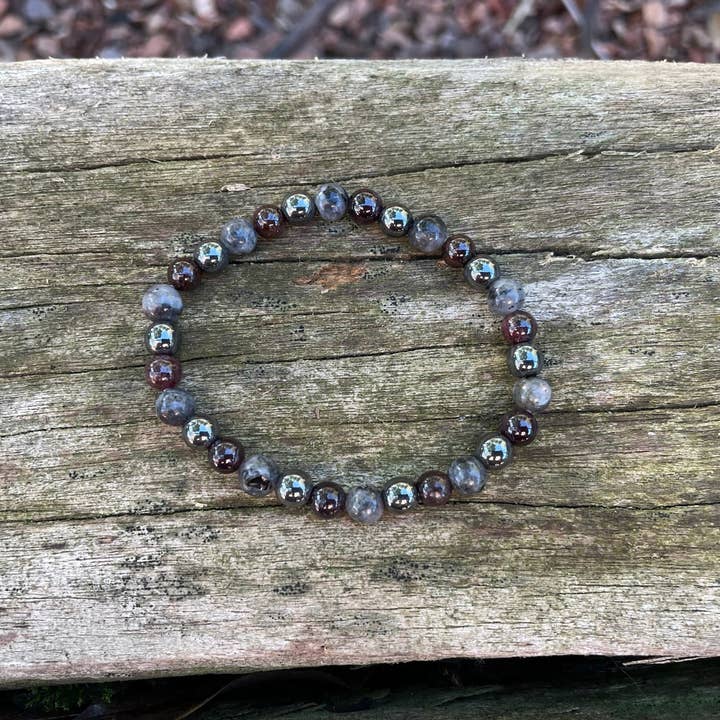 Bracciale elastico per litoterapia «Triple Protection» con granato, labradorite ed ematite per la vendita all'ingrosso da parte di Boutique Bohème