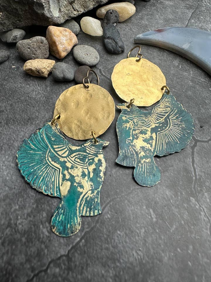 Boucles d'oreilles Corbeau au coucher du soleil - Laiton massif martelé fait main pour la vente par The Sunstone on Main