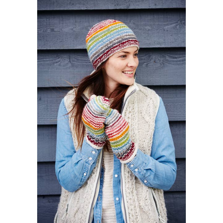 Un colore Cappello Hoxton a righe colorate in lana lavorata a maglia in vendita all'ingrosso su Faire4