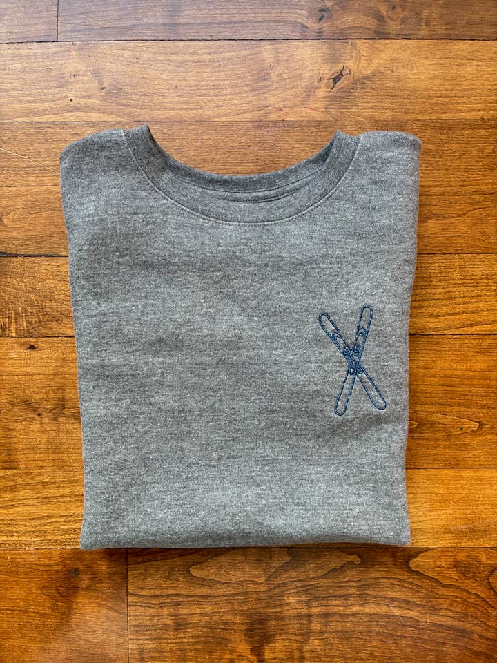 Felpa Girocollo per Adulti con Sci Incrociati Ricamati per la vendita all'ingrosso da parte di Buffalo Mountain Print + Supply