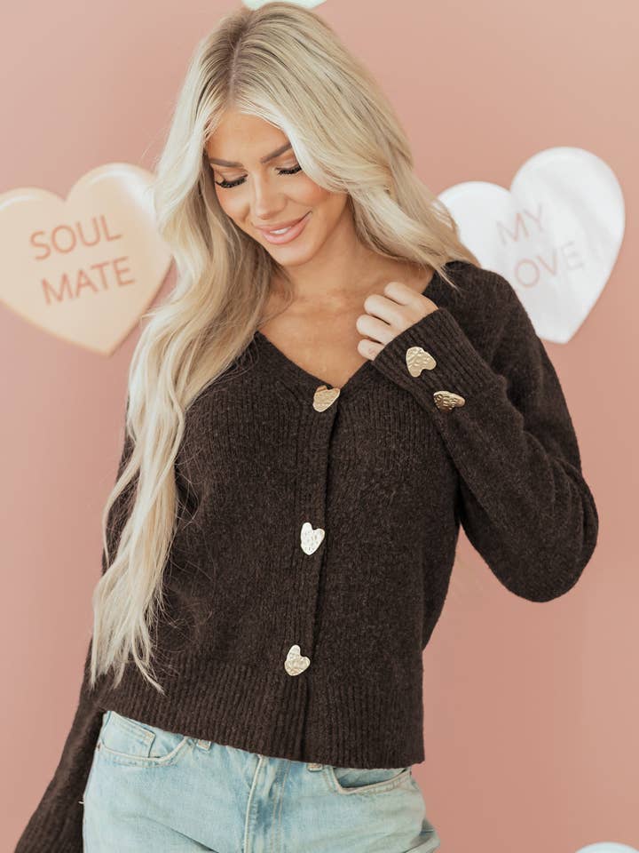 Chicorée-Kaffee Herz Metallknopf V-Ausschnitt Strickjacke Pullover für den Großhandel von Sweet Lover Fashion