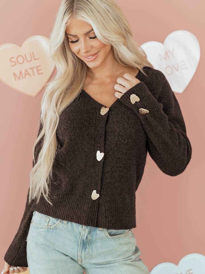 Cikoriakaffe Hjärtformad Metallknapp V-ringad Kofttröja för wholesale av Shoppe247