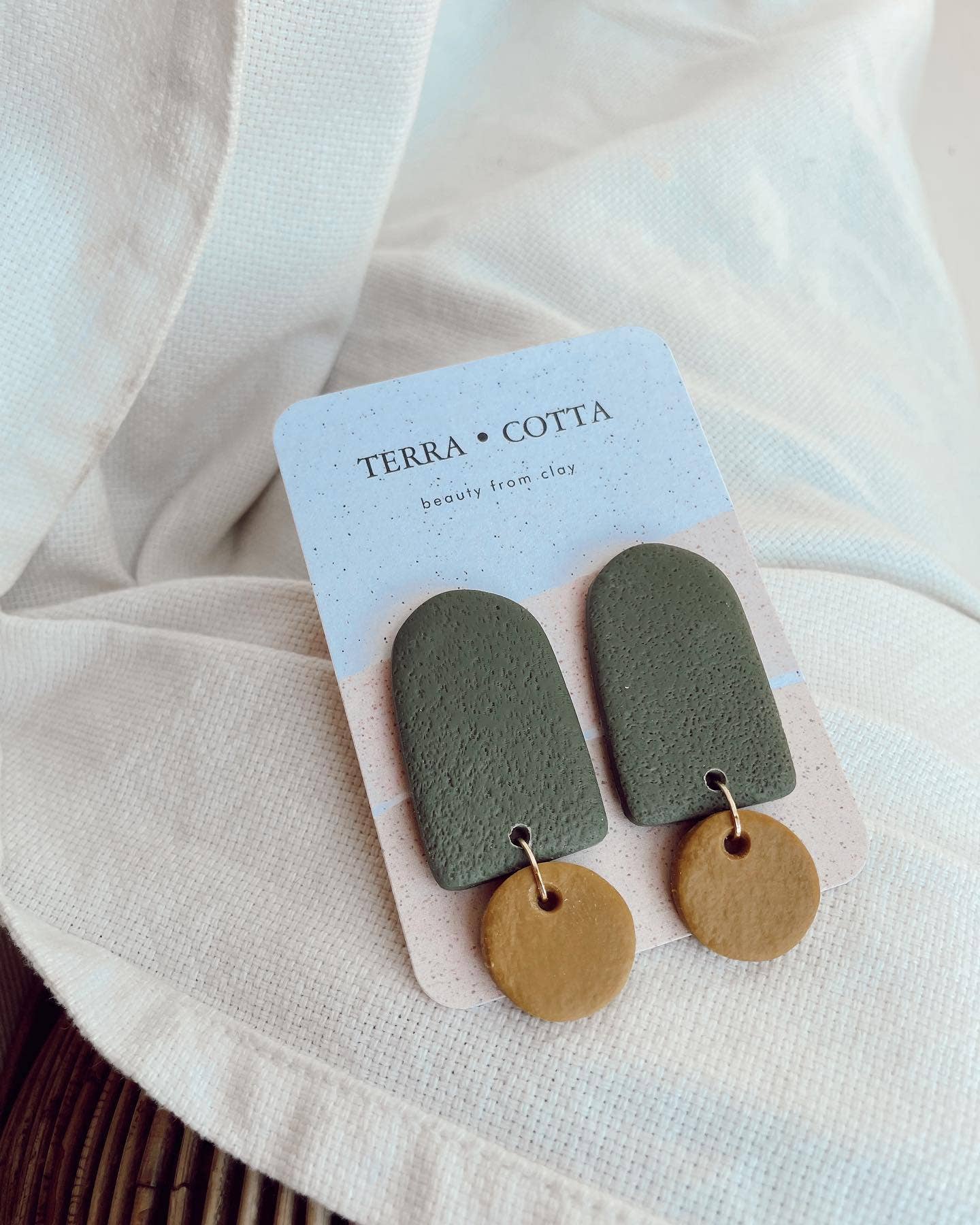 Terra•Cotta - Vente Boucles d'oreilles pendantes - Les boucles d'oreilles Terra en olive et moutarde1