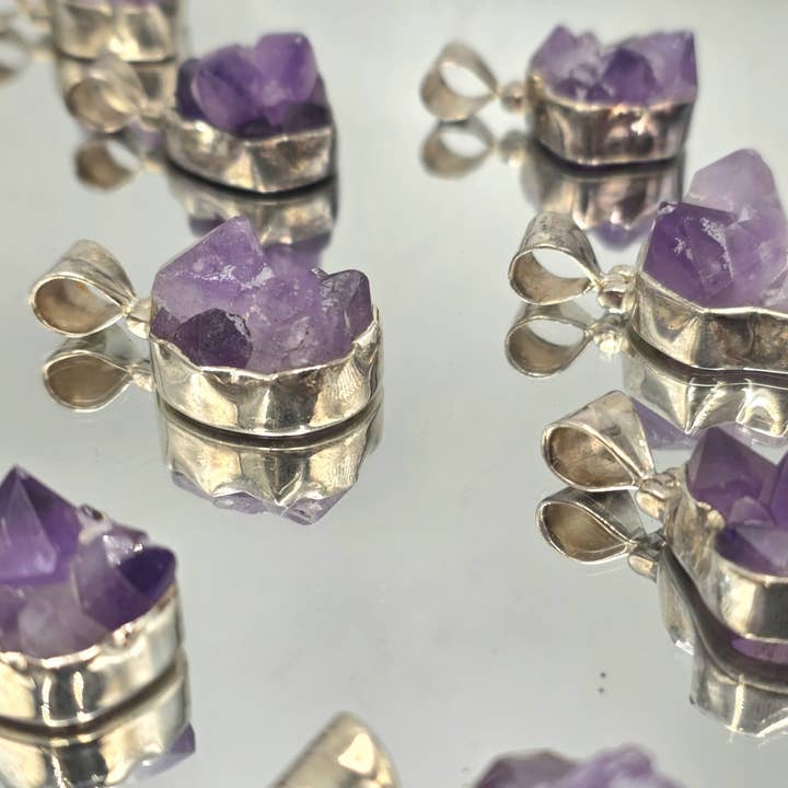 Colgante de Cristal de Amatista en Forma de Flor | Montura de Plata 925 para venta al por mayor de Distinction Crystals