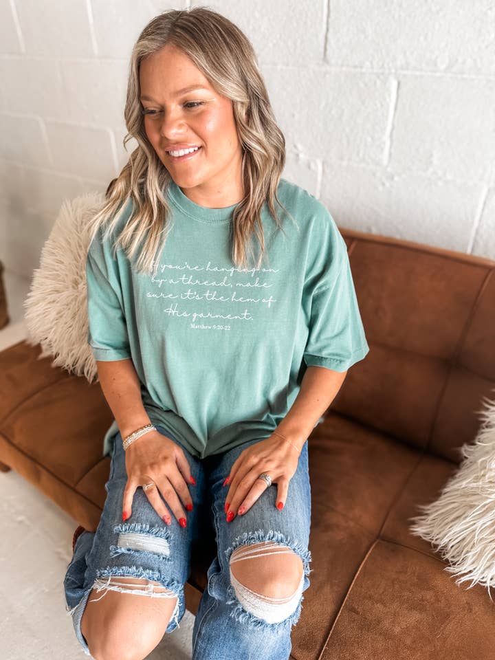 Wicker Road Boutique - Venta al por mayor Camiseta estampada - Mujer - Camiseta Colgando de un Hilo2