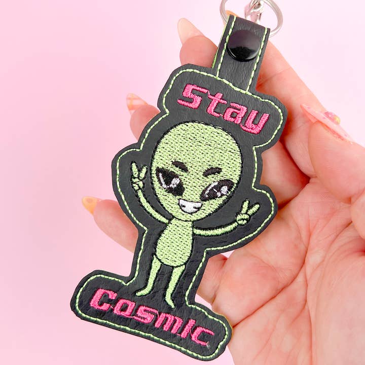 Bleib kosmisch Ufo Weltraum Alien Schlüsselanhänger Snap Tab Taschenanhänger für den Großhandel von Kawaii Hair Candy