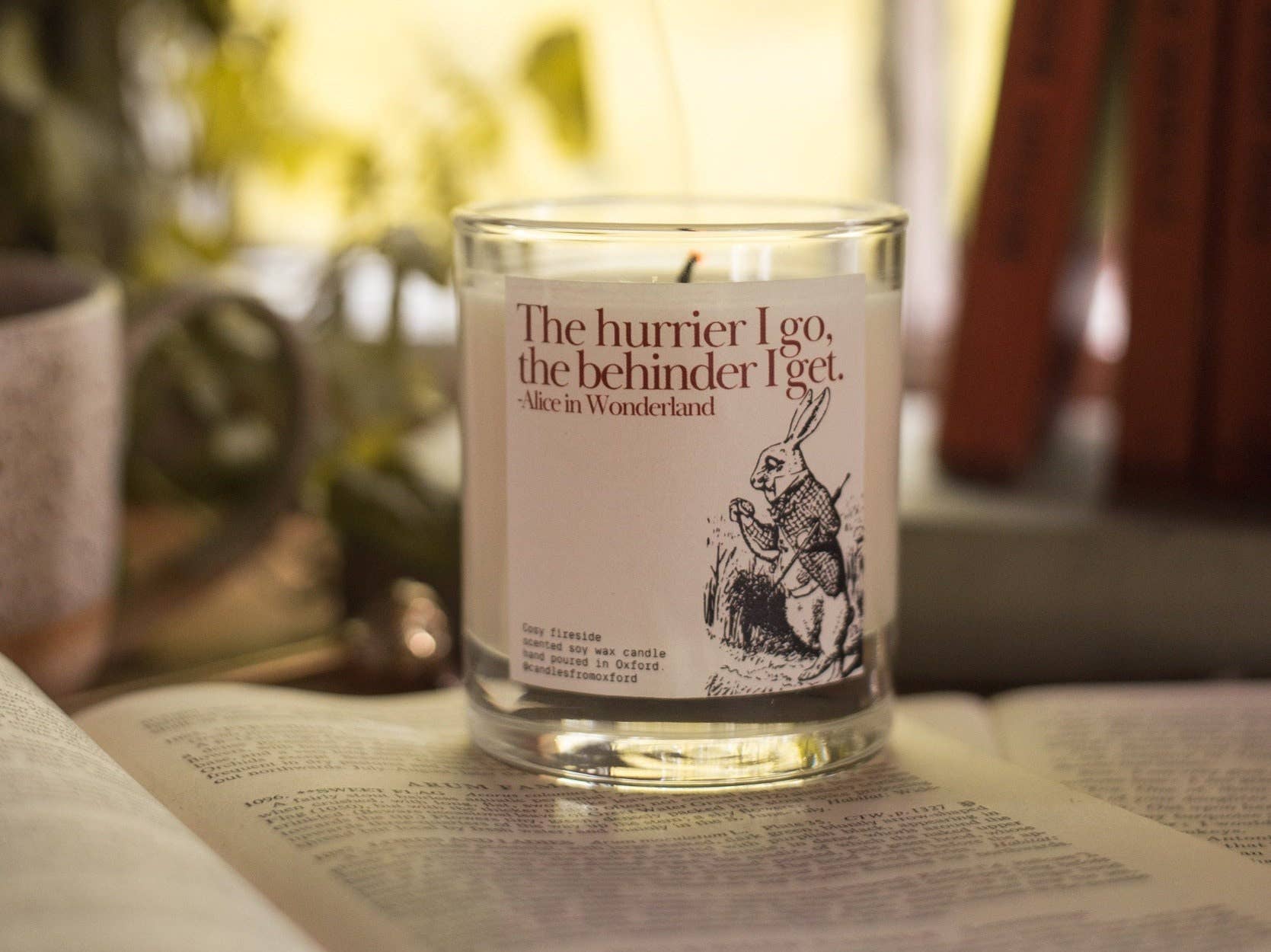 Candles from Oxford - Vendita all'ingrosso Candela in vasetto - Candela regalo con coniglio bianco «Alice nel Paese delle Meraviglie»6