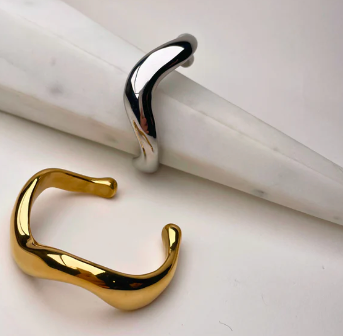 HoopLa – Engroshandel Manchetarmbånd – Redaktionel Wave Cuff Armring-14K Guld PVD- Genanvendt3