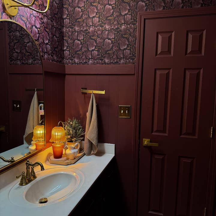 Papier peint Cornelia par Marie Erstad Studio pour la vente par Loomwell Home Goods