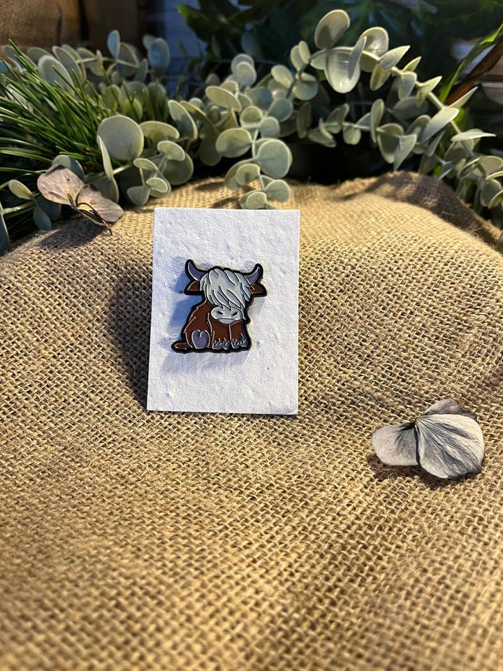 Pin de esmalte - Vaca Highland para venta al por mayor de Scribe & Grow