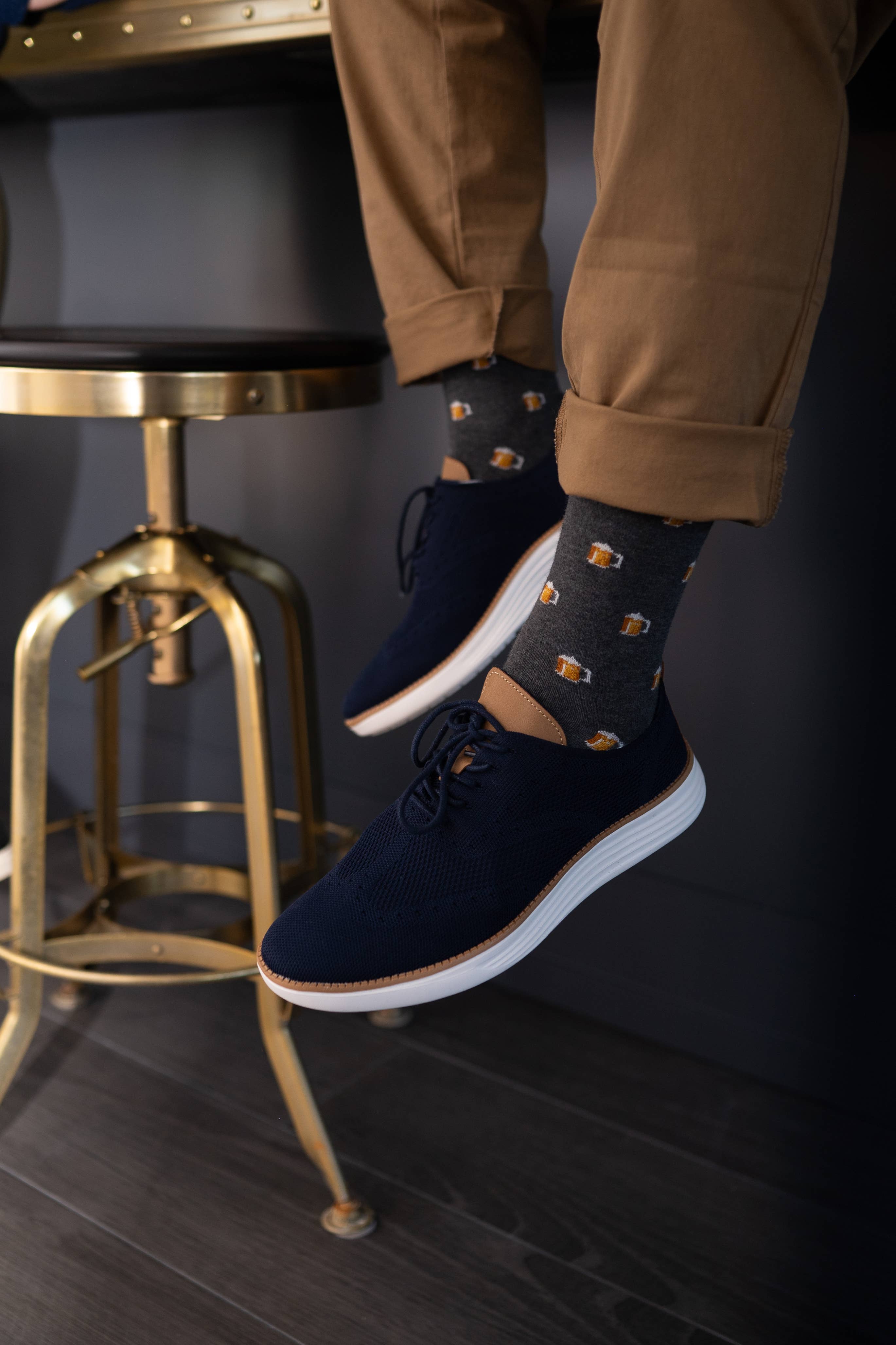 Brezo Gris Oscuro Beer Mugs Cashmere Blend Calcetines para hombre de venta al por mayor en Faire3