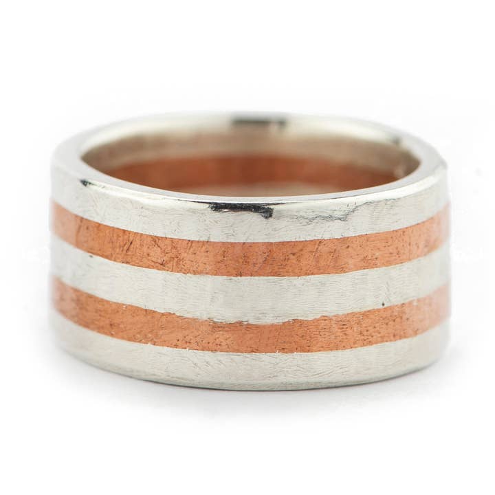 Anello a righe in argento e rame fatto a mano per la vendita all'ingrosso da parte di Frankly Lovely Jewellery