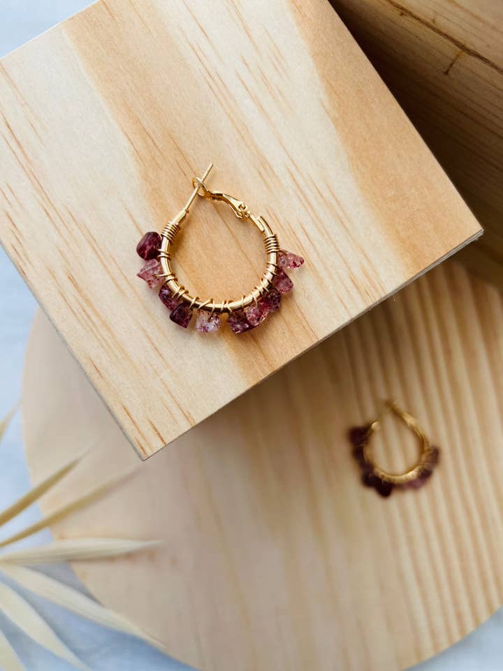 Créoles enroulées de fil de quartz en forme de fraise pour la vente par Lavender Avenue