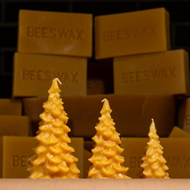 Bougie en forme de sapin de Noël | Cire d'abeille pure | Décoration de fête | Abeilles pour la vente par Waxing & Raining Handmade Goods