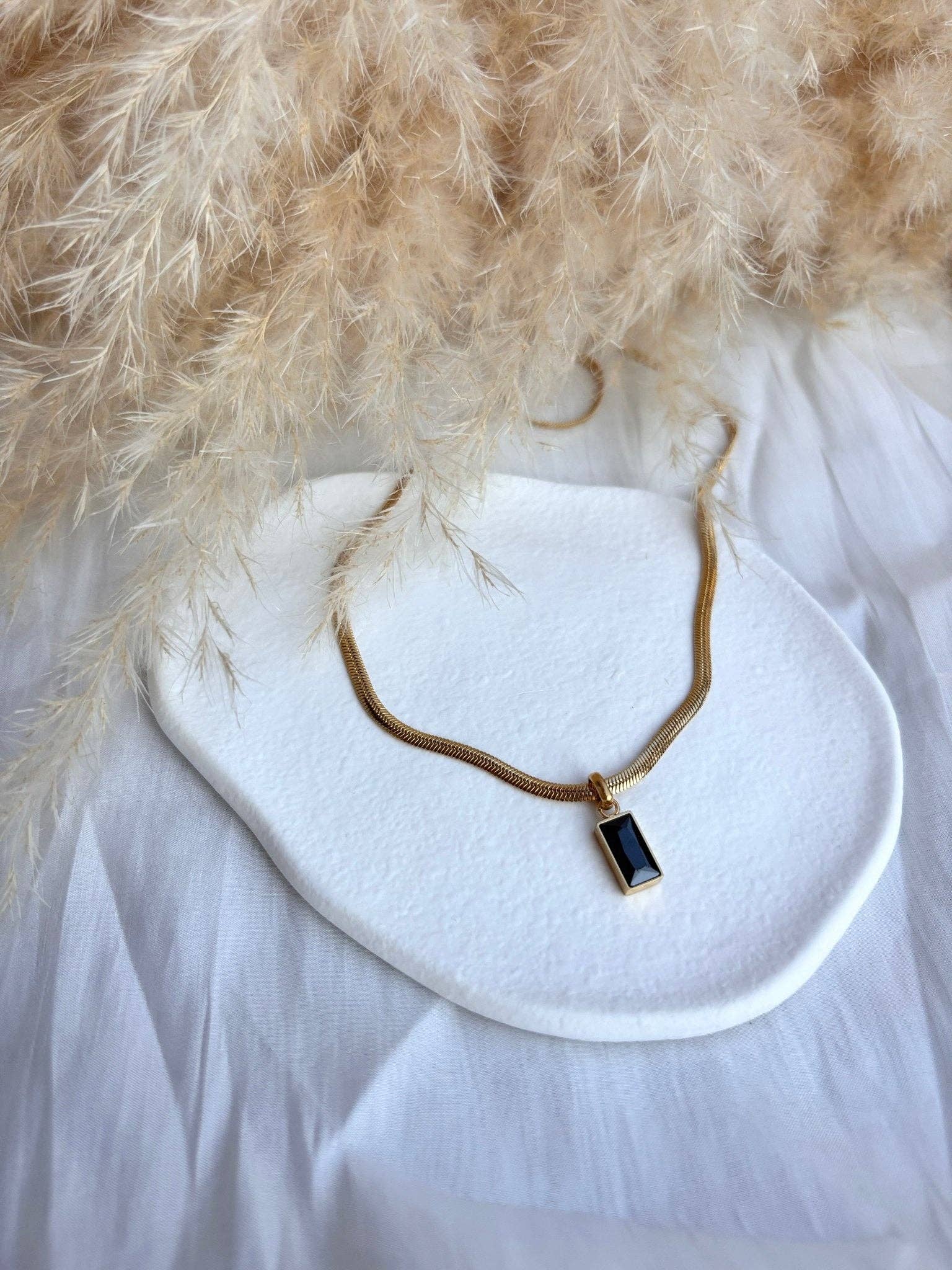 DUESTELLE ITALIA – wholesale Pendant/charm necklace – Eclipse Noir - Necklace with black rectangular pendant4