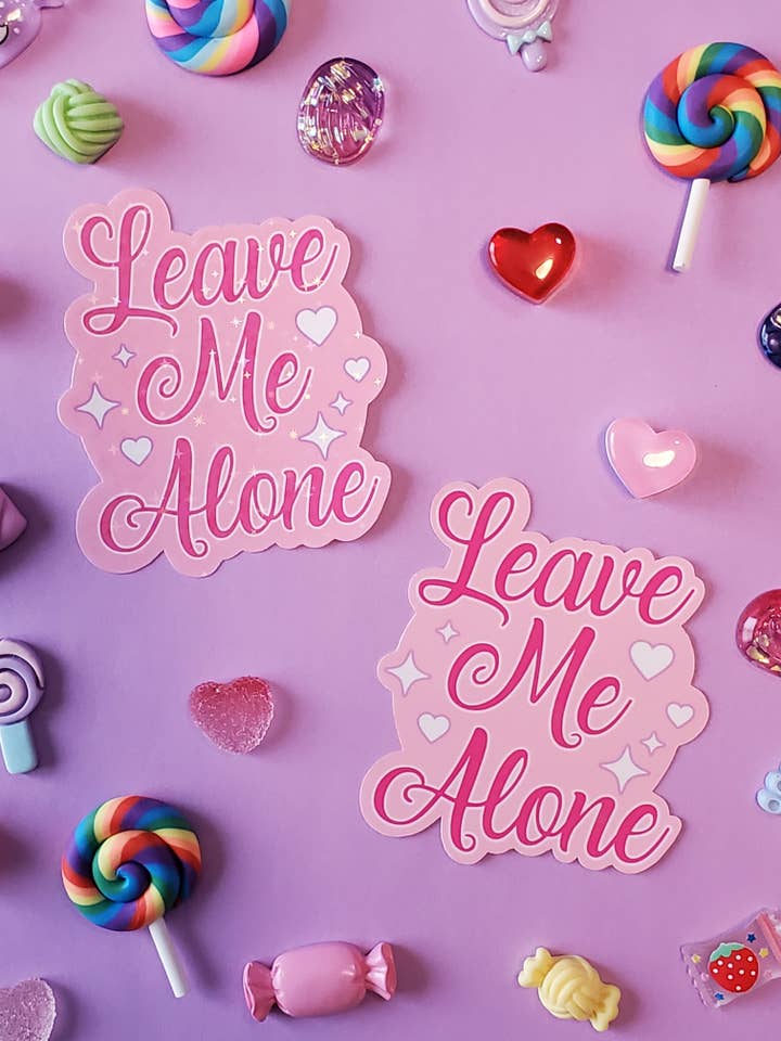 Vinyl Sticker | Lad mig være alene Sød og Sassy Sticker for engroshandel hos StrangelyArranged