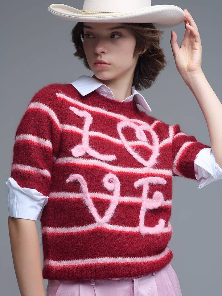 Pull à manches courtes brodé "Love" en bordeaux pour la vente par Q2—All Orders:Free Duties for the US,UK,and Canada