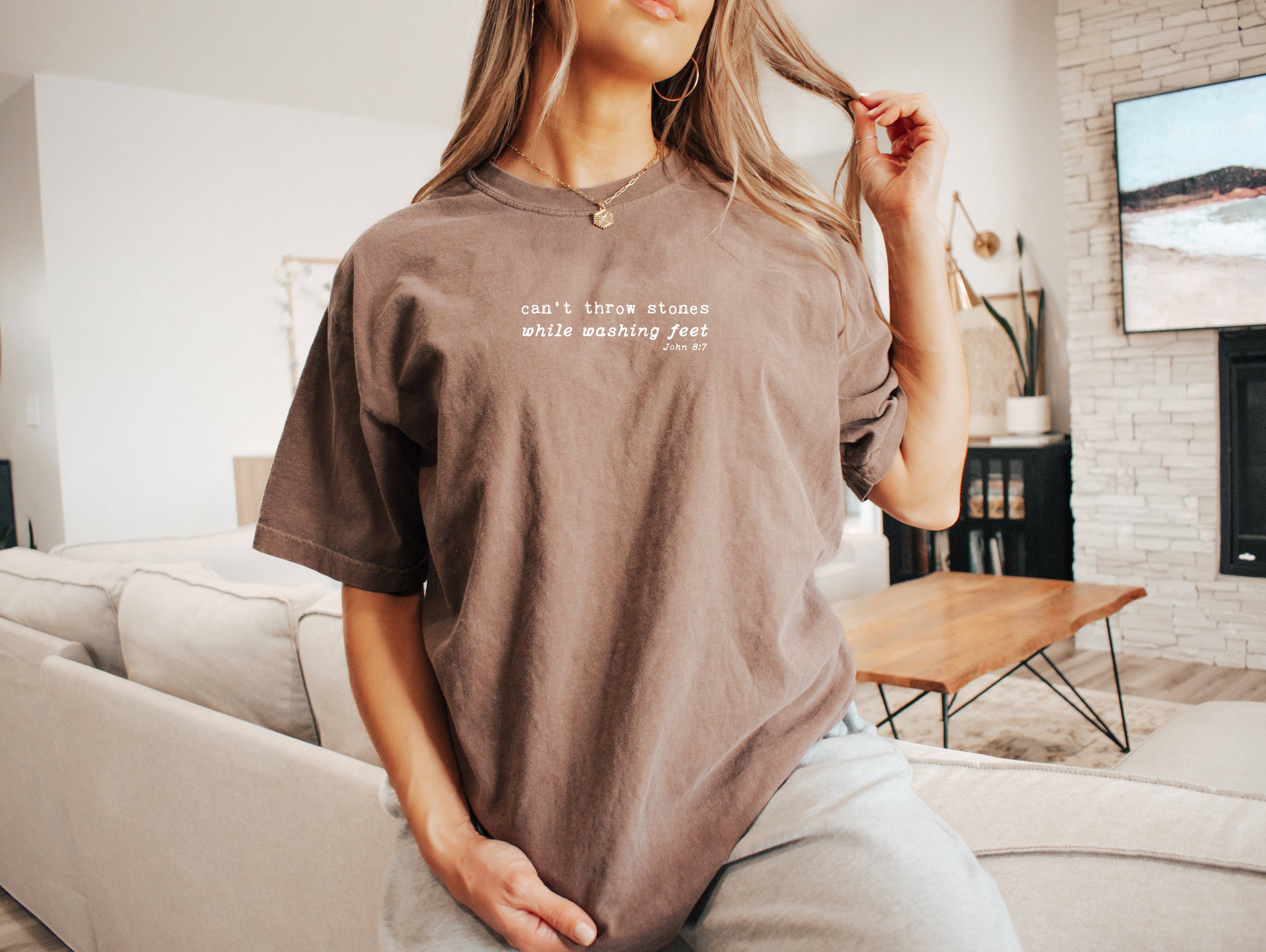 Dwell Apparel - Vente T-shirt sérigraphié – femme - T-SHIRT UNISEXE CAN'T JETER STONES WHILE WASHING FEET1