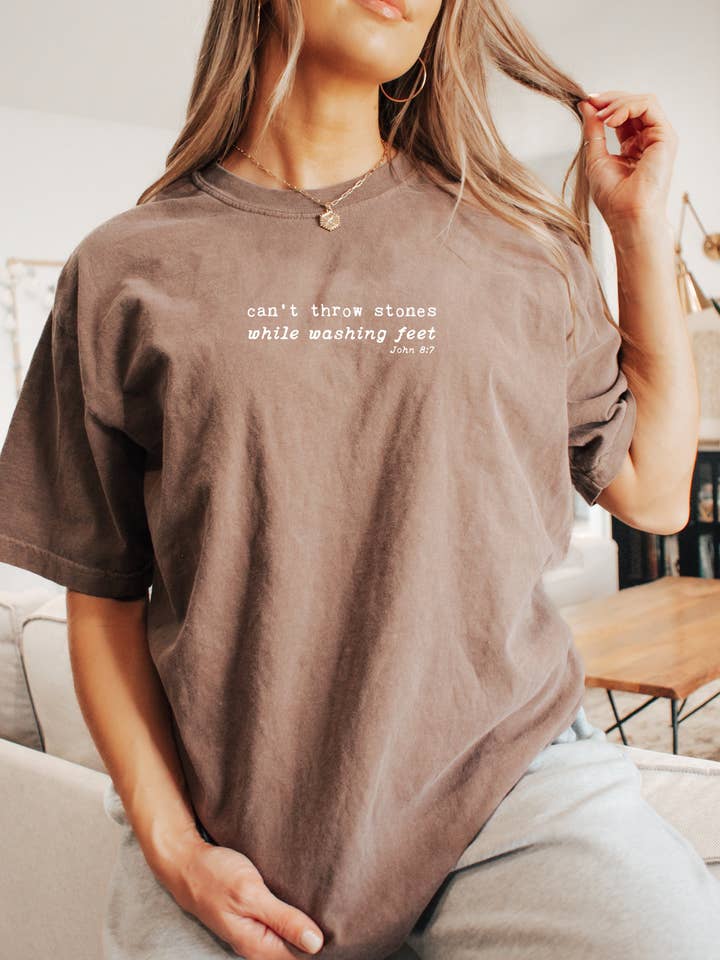 Dwell Apparel – Großhandel T-Shirt mit Siebdruck – Damen – UNISEX-T-SHIRT KANN BEIM FUSSWASCHEN NICHT MIT STEINEN WERFEN1