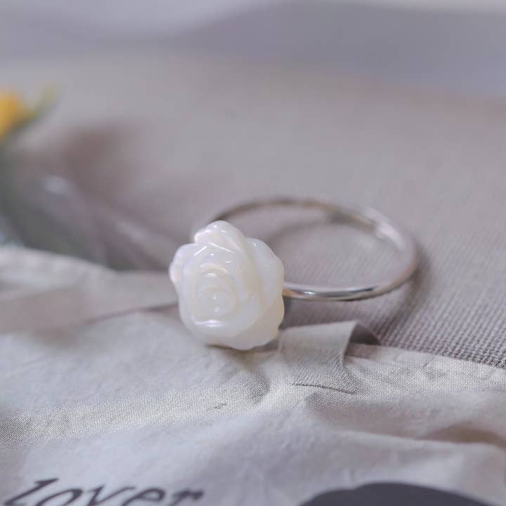 happyzzzsu - Venta al por mayor Anillos grandes/de cóctel - Anillo de plata de ley 925 con flor de nácar natural4