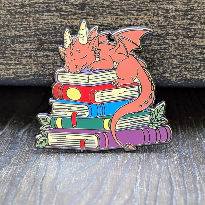 Spilla in smalto Drago che dorme su libri - 3,8 cm per la vendita all'ingrosso da parte di Mimic Gaming Co