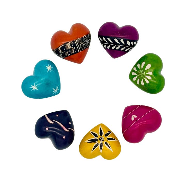 Pierre à savon - Petits cœurs réguliers gravés pour la vente par Mondo Trading Company