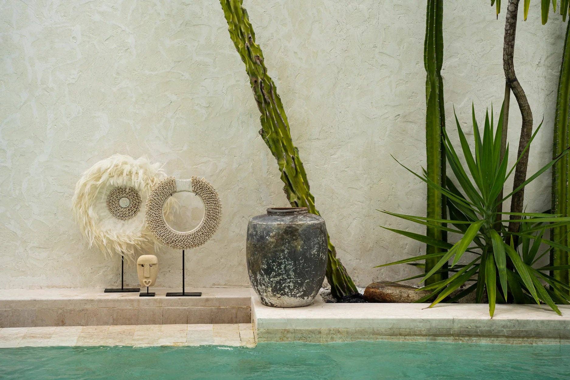 Bazar Bizar Living - Wholesale Decorative Tabletop Object - The Papua Shell Disc on Stand - White - M7