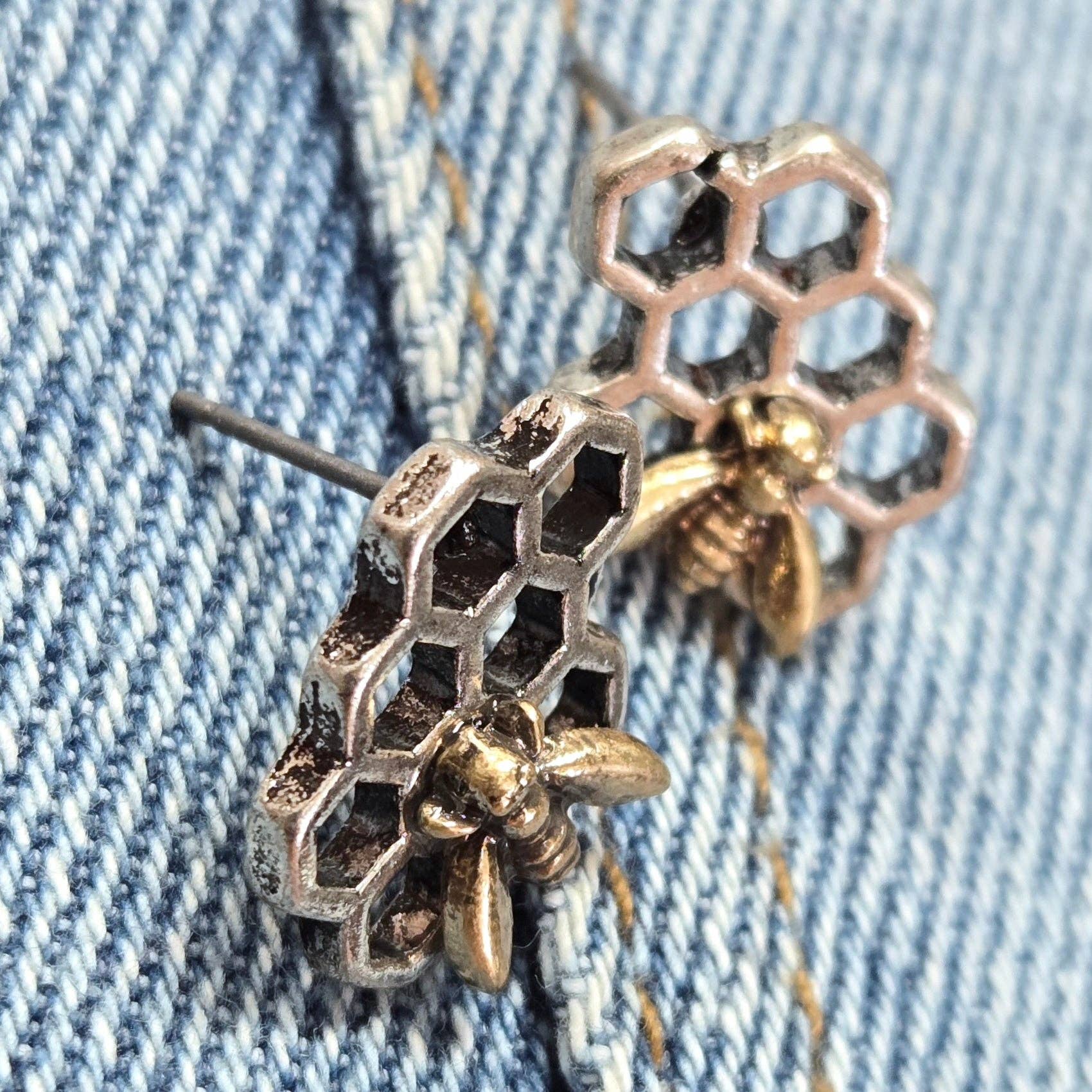 Greater Goods Imports & Wholesale – Brincos de pino por atacado – E1141 QE4413 Brincos pendentes com design de abelha com colmeia1