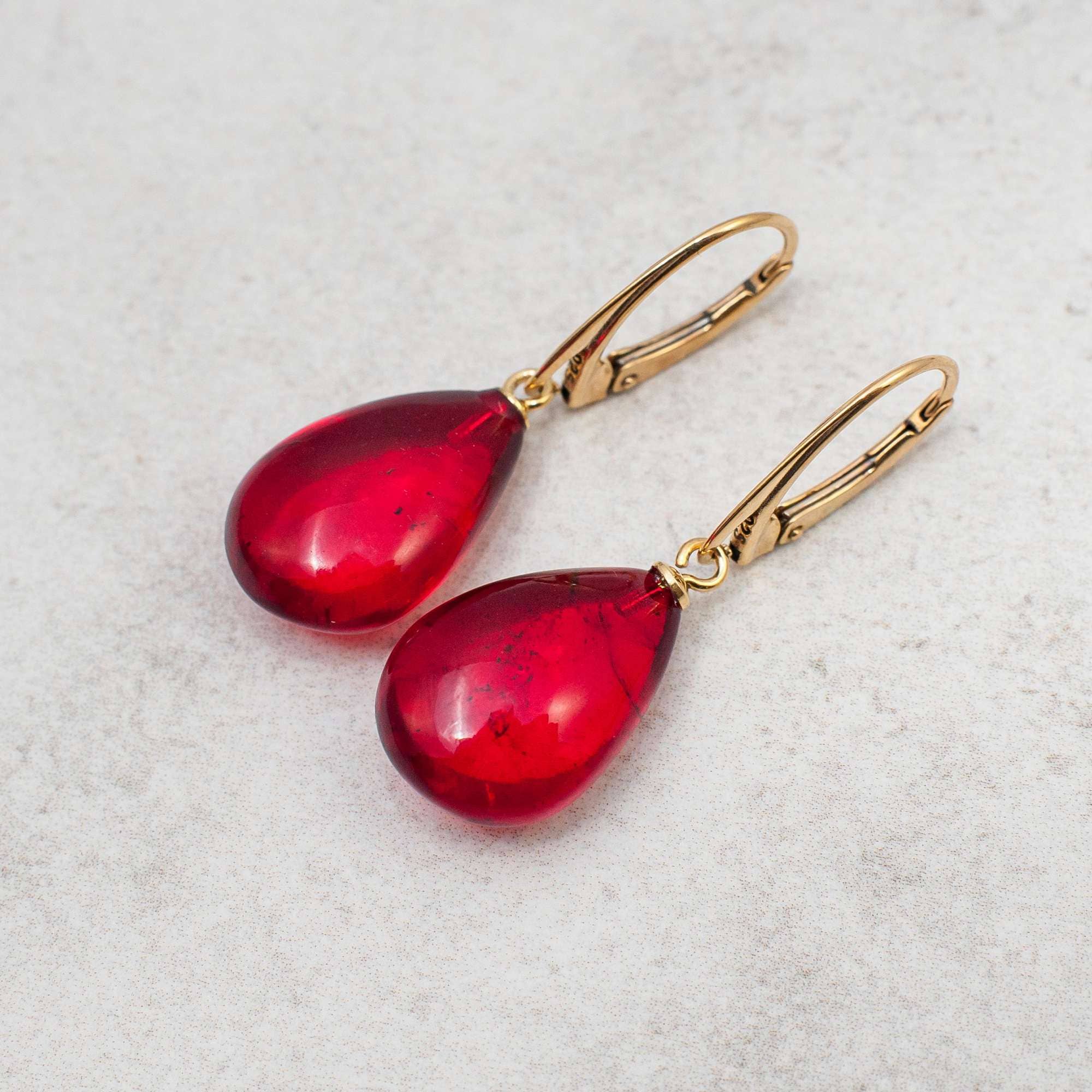 Marcin Waryszak - Vendita all'ingrosso Orecchini pendenti - Orecchini in ambra rossa a goccia, orecchini in ambra baltica con rubino, oro9