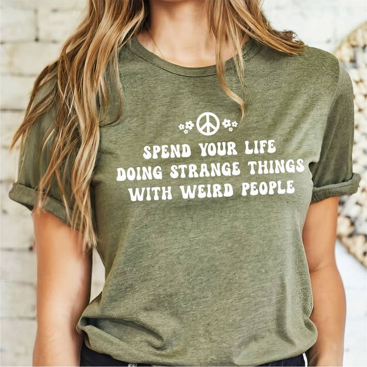 T-shirt Strange Things Weird People | Hippie Peace Artists pour la vente par Suzy Swede