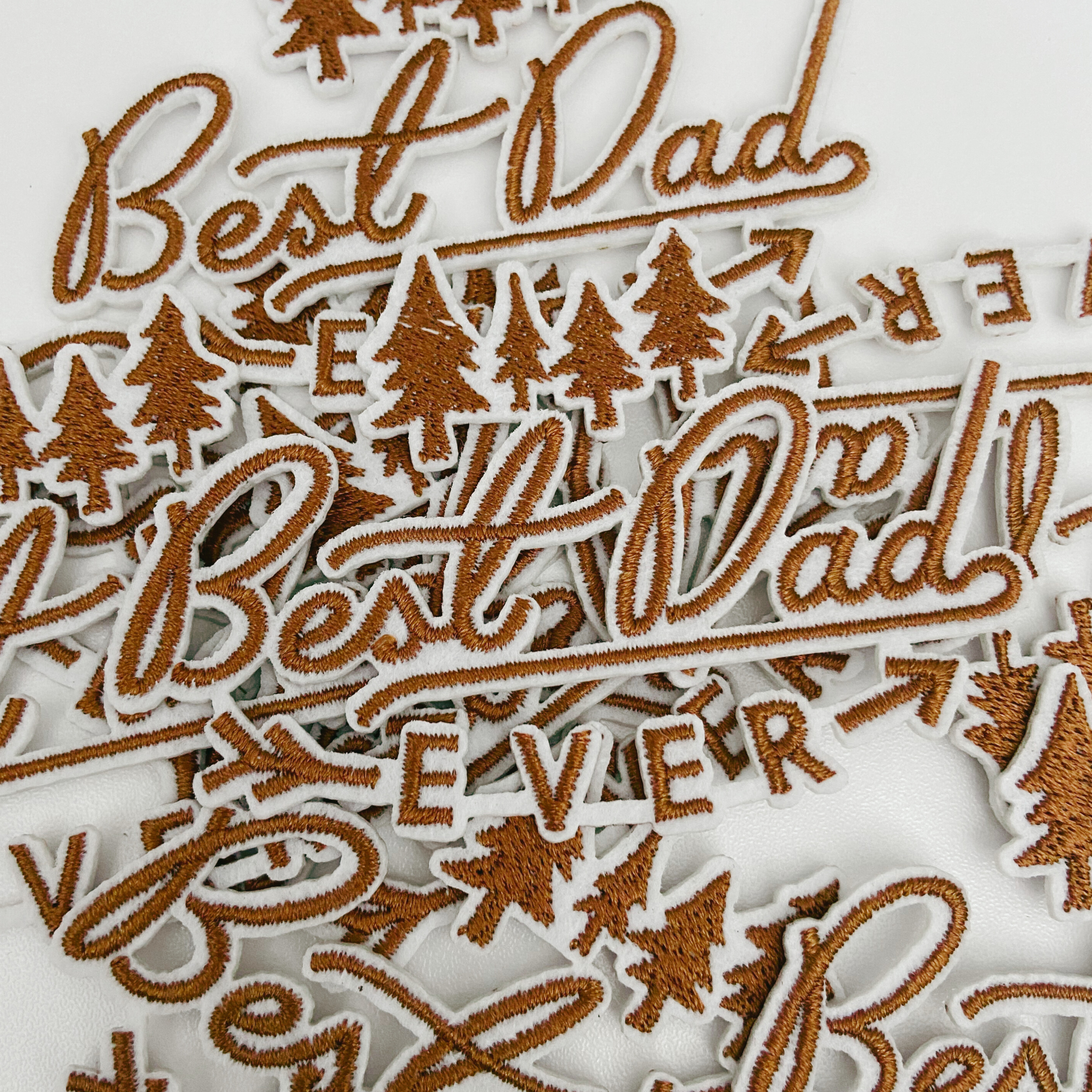 TEELUX – wholesale Lapp – 3" Bästa pappa någonsin i brunt - broderad hattlapp1