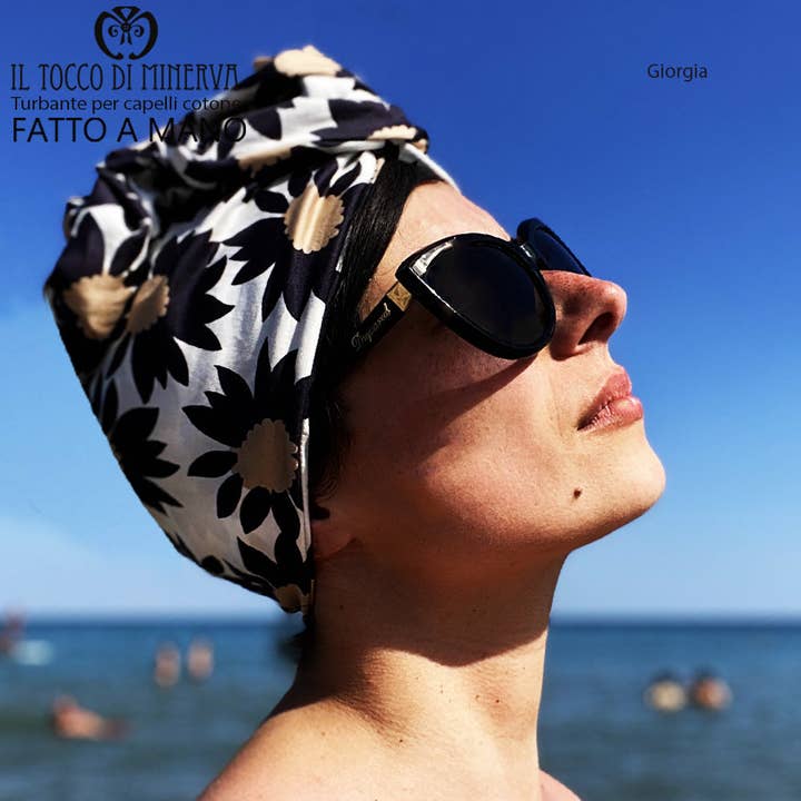 Handgjord blommig bomullshårturban Giorgia för wholesale av Il Tocco di Minerva