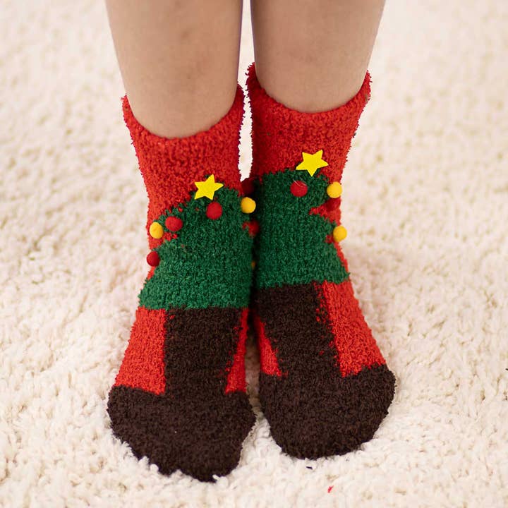 Calcetines acogedores con pompones para niños con forma de árbol de Navidad, color rojo y verde, Asst. para venta al por mayor de The Royal Standard