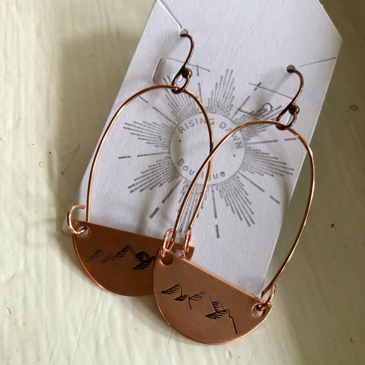 Handgestempelte Bergkupfer- und Creollohrringe für den Großhandel von Rising Dawn Boutique