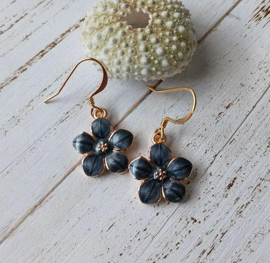Ocean Drift Jewelry – Großhandel Ohrhänger – Blumenohrringe | Kleine Blumenohrringe mit Emaille1
