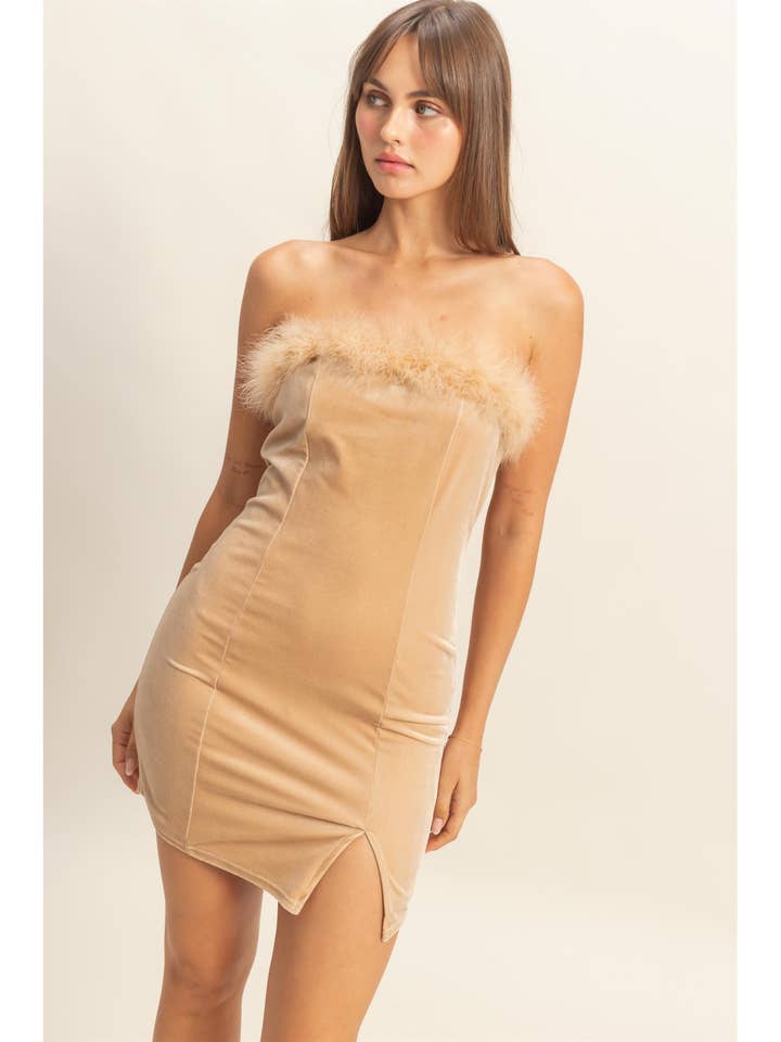 Abito in velluto con piume rifinite per la vendita all'ingrosso da parte di HYFVE