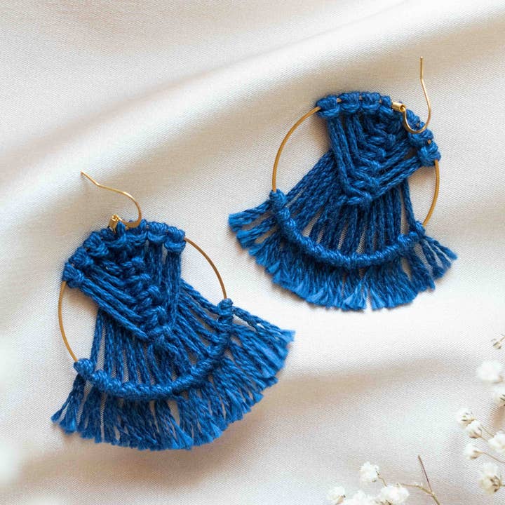 BOUCLES D'OREILLES DREAM CATCHER BLEU MARINE, BOUCLES D'OREILLES EN MACRAMÉ pour la vente par Prachi's Bohemian Art