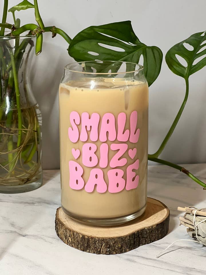 Small Biz Babe glazen beker | IJskoffieglas (roze) voor wholesale door Anissa Yanira Shop