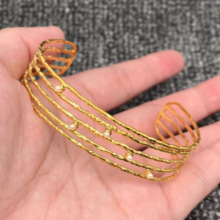 Indlagt perlehult 18K forgyldt SS justerbar manchet - FGS for engroshandel hos Mio Queena