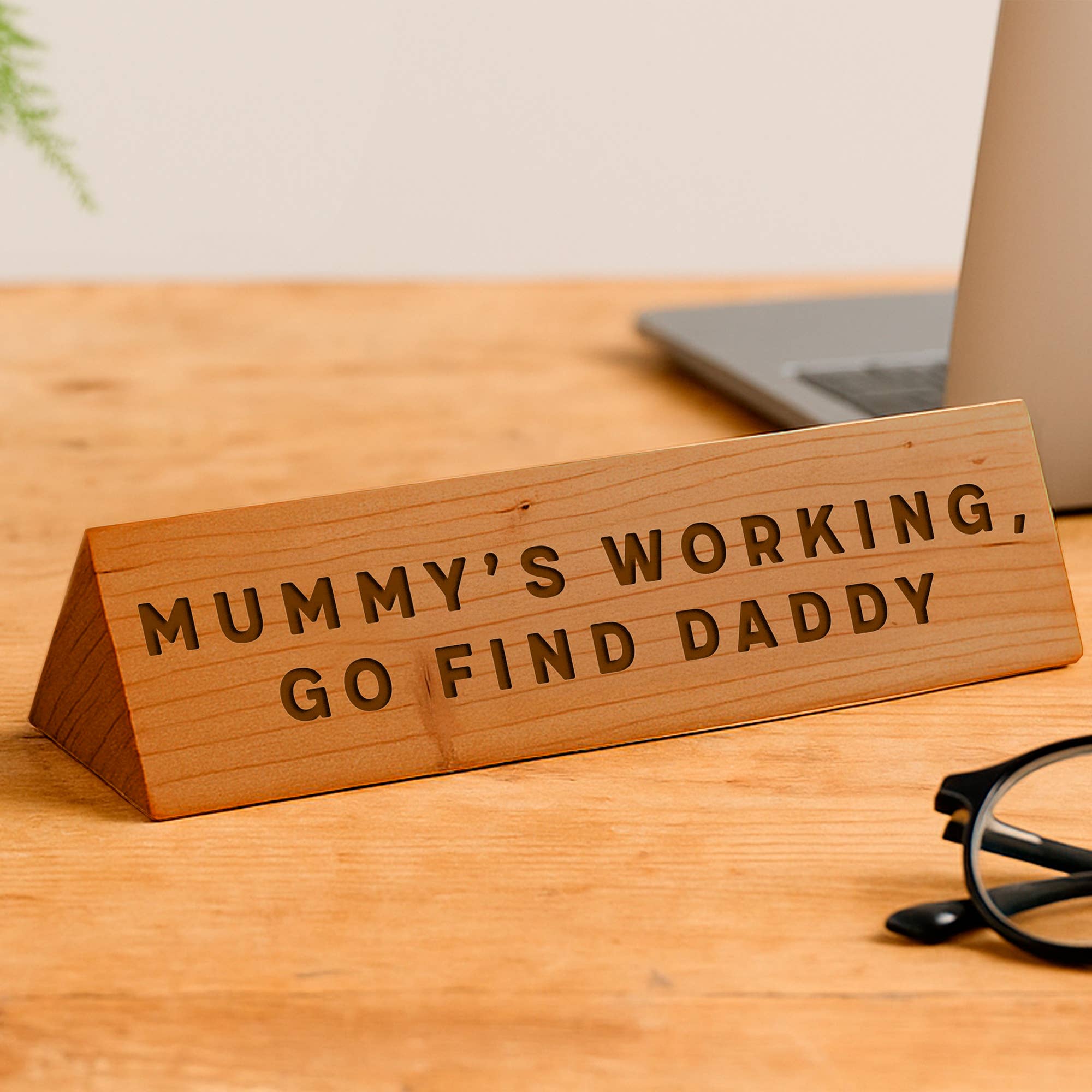 CGB Giftware – wholesale Desk/tabletop sign – Wooden Desk Sign 'Mummy's working, Go And Find Daddy'0
