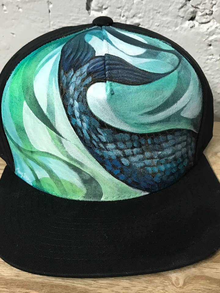 Chapeau Snapback « Mermaid Tail » peint à la main sur coton noir pour la vente par Mary Bea Art