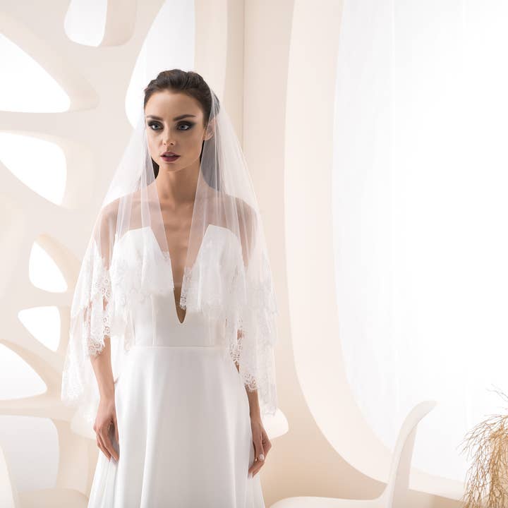 ivory Veil with delicate lace for wholesale on Faire