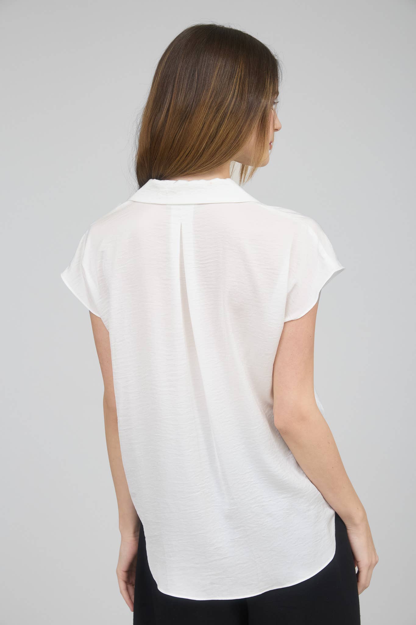 The Workshop Studio – Blusa - Mulher por atacado – CAMISA TEXTURIZADA COM OMBROS CAÍDOS, GOLA E BOTÕES1