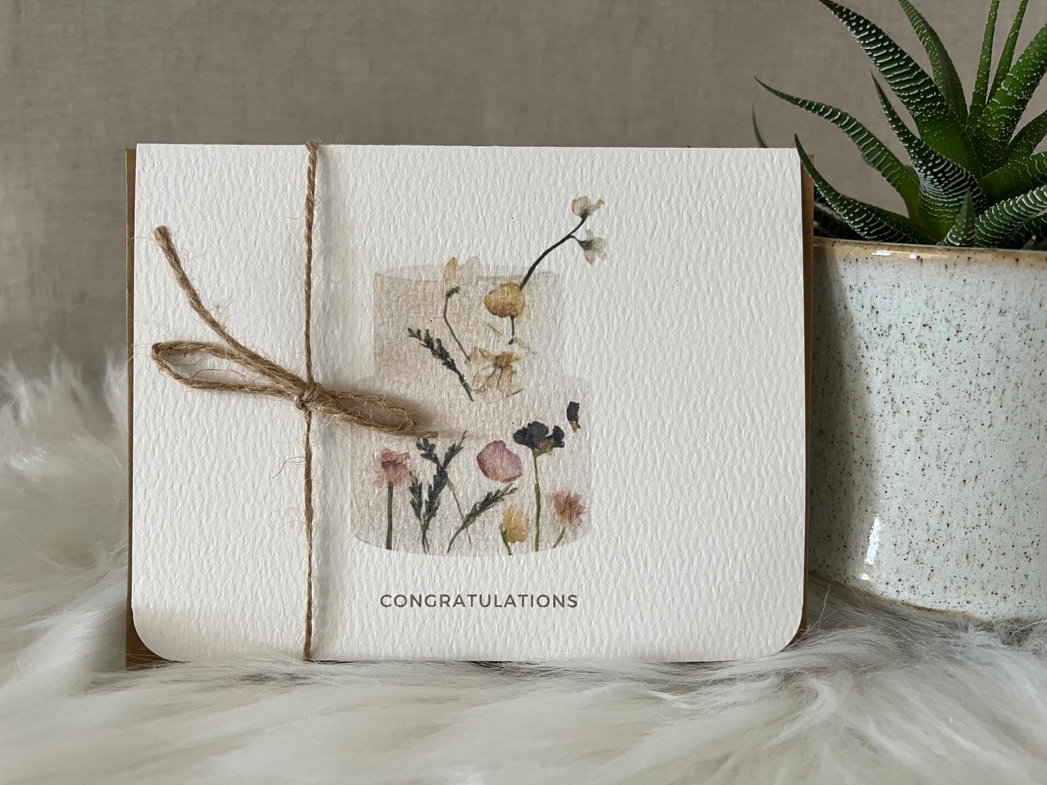 Paper Kuts – wholesale Gratulationskort – Blommig bröllopstårta - gratulationskort, inkluderar Kraft-kuvert1