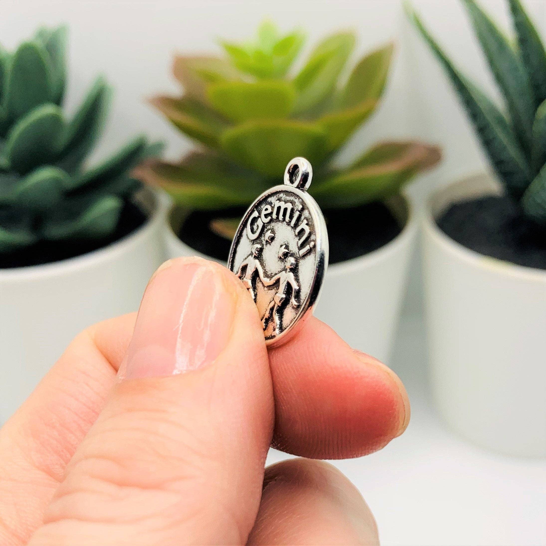 Guerrilla Charm - Vente Breloques/médailles personnalisées - Breloques de pièces du zodiaque/astrologie Gémeaux en argent, 17x20mm3