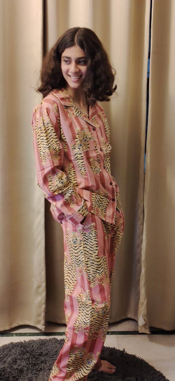 Ayras World - Wholesale Pyjamaset - Dames - Lange pyjamaset van katoen met tijgerprint - Dust Pink2