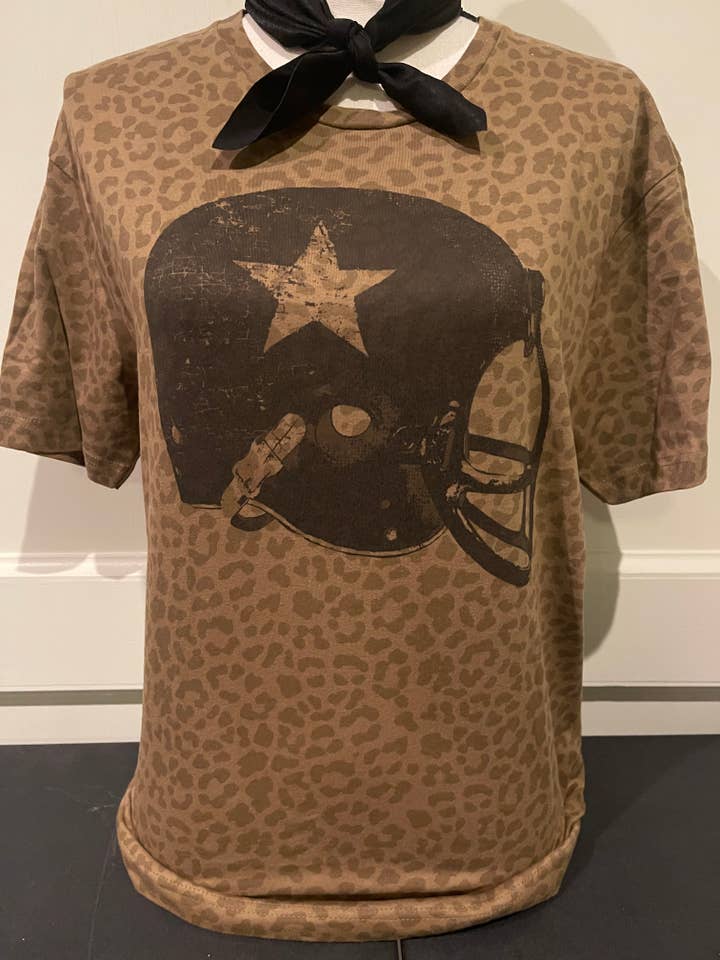 Casque sur Leopard Crew / Football / Vêtements d'esprit / Jour de match pour la vente par Bling-A-GoGo, LLC