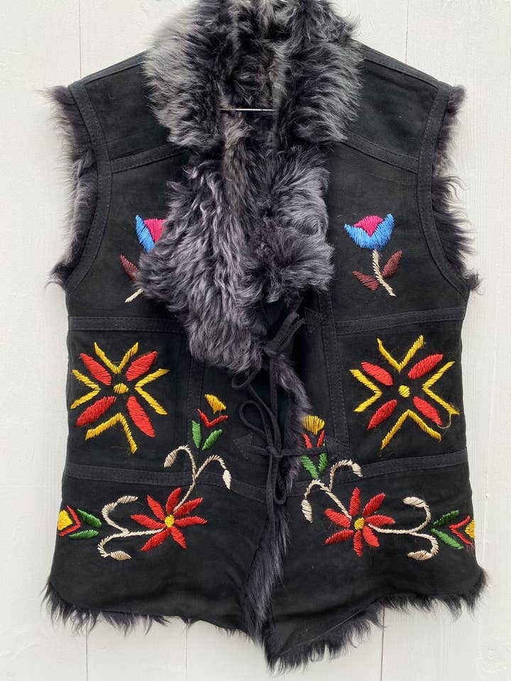 Dandelie - Vendita all'ingrosso Gilè imbottito - Donna - Gilet in pelle di pecora ricamato Fadwa