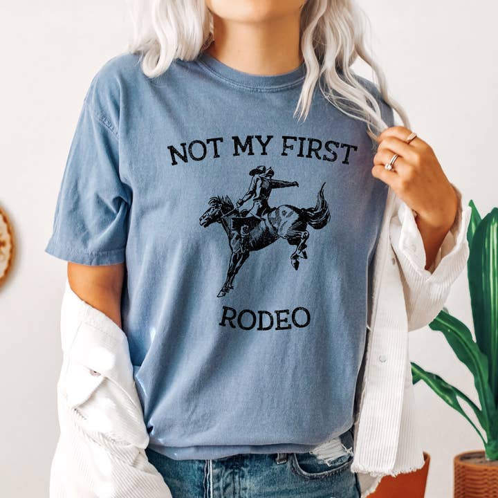 Refinery Number One LLC – wholesale Tunika - Dam – Not My First Rodeo, Cowboy, Bronco Rider, Country, Cowgirl, Tshirt1
