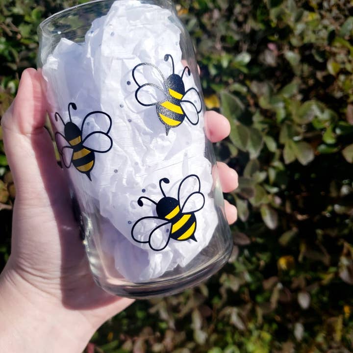 Tasse en verre Buzzing Bee pour la vente par Happy Little Star Shop